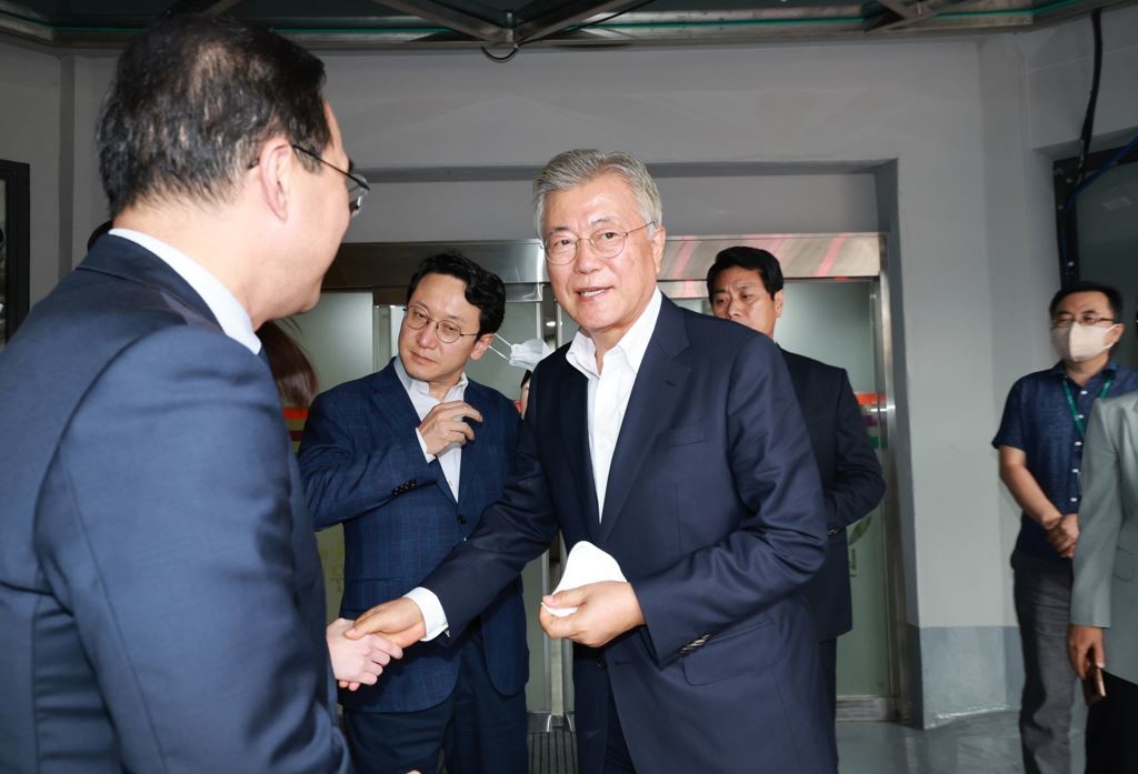 문재인 전 대통령이 19일 오후 서울 중랑구 녹색병원에서 입원 중인 이재명 더불어민주당 대표를 만난 뒤 병원을 나서고 있다. / 뉴스1