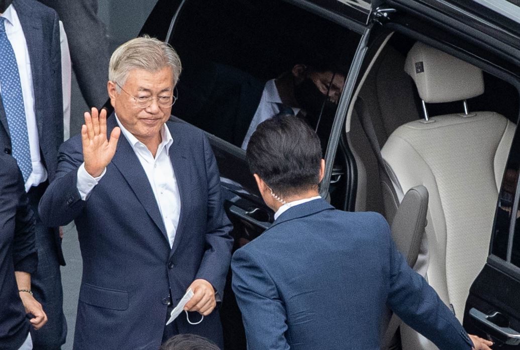 문재인 전 대통령이 19일 서울 중랑구 녹색병원을 방문해 입원 중인 이재명 더불어민주당 대표를 만난 뒤 병원을 나서던 중 지지자들을 향해 인사를 하고 있다. / 뉴스1