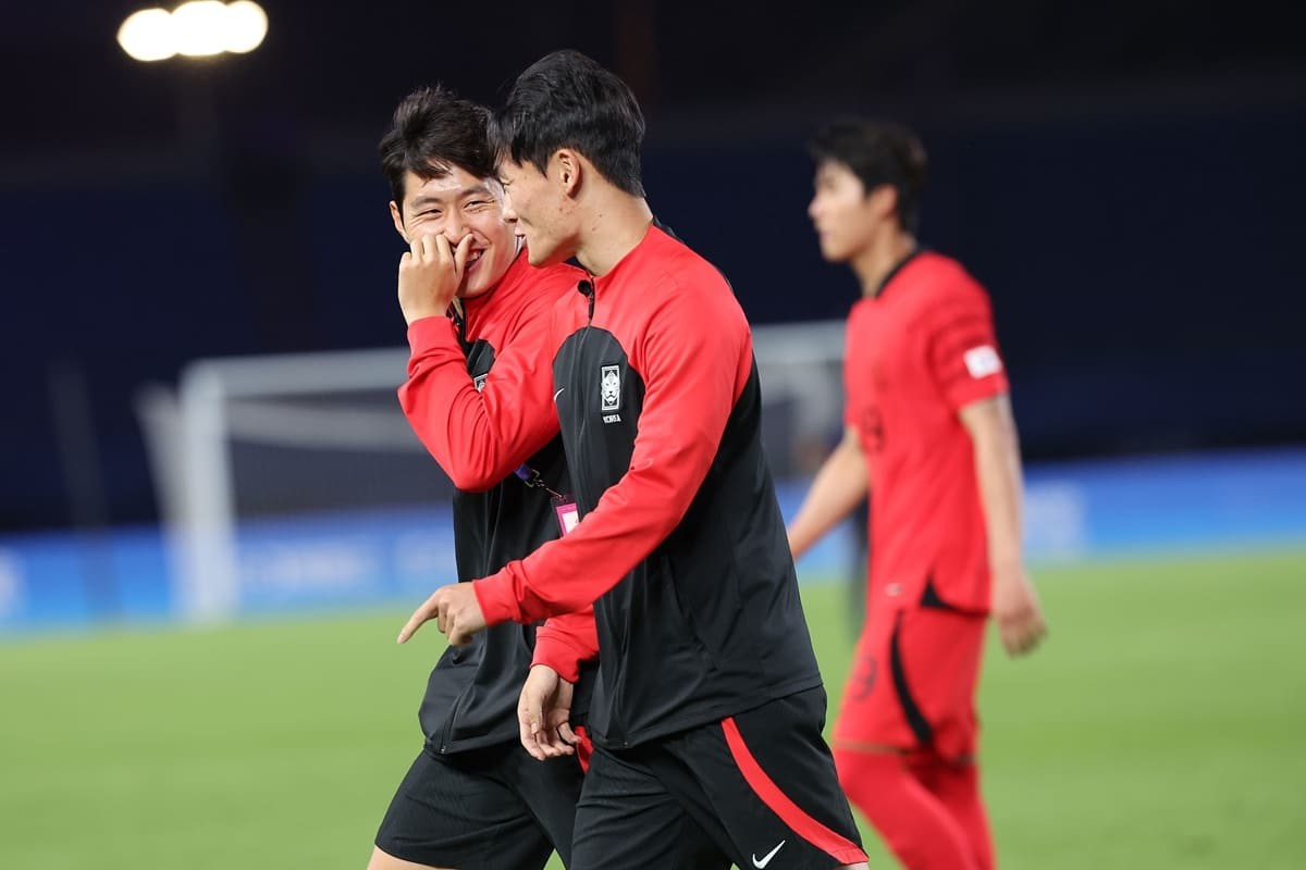 항저우 아시안게임 남자축구 대표팀 엄원상과 이강인이 21일 오후 중국 저장성 진화시 진화스타디움에서 열린 조별리그 2차전 태국과의 경기에서 승리하며 조기 16강 진출을 확정지은 뒤 이야기를 나누고 있다. / 연합뉴스