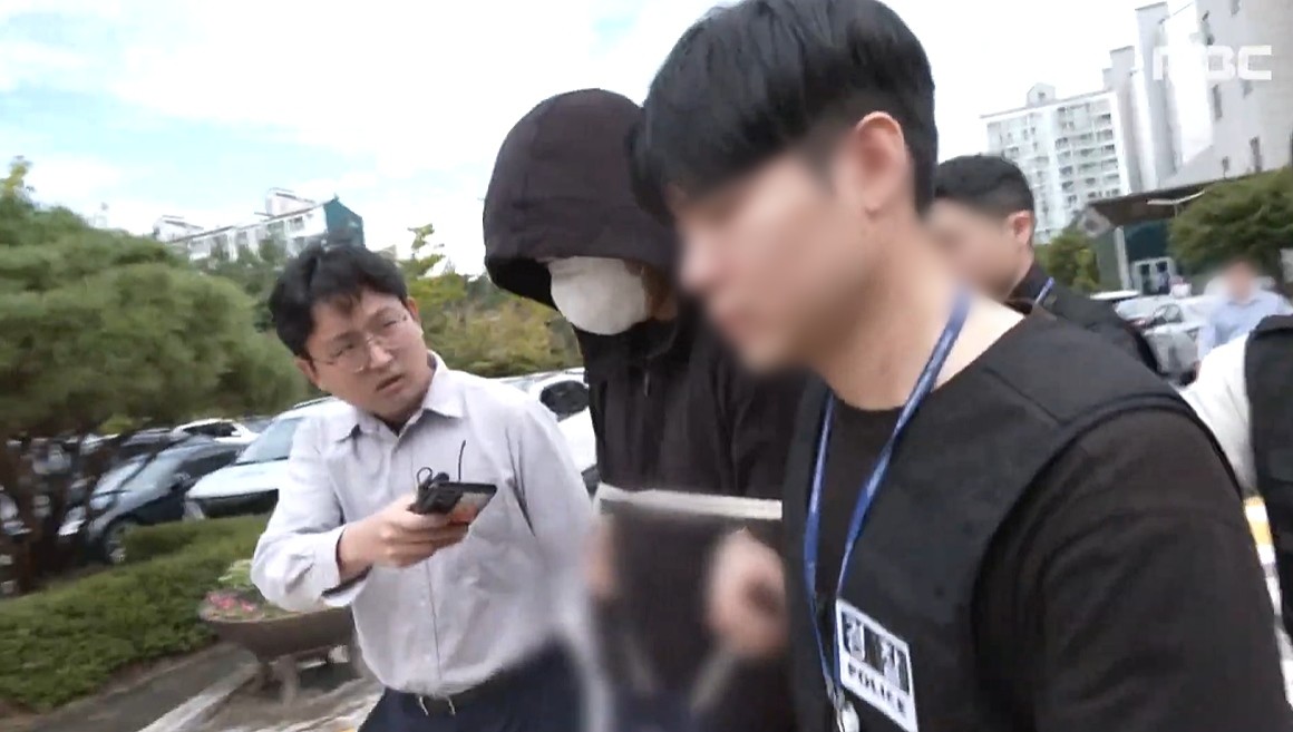 21일 오전 경기 안산시 단원구 수원지방법원 안산지원에서 열린 '안산 음주운전 난동' 20대 남성의 구속 전 피의자 심문(영장실질심사) 현장에 나간 MBC 기자가 이동 중인 피의자를 향해 질문하고 있다. / 유튜브 'MBCNEWS'