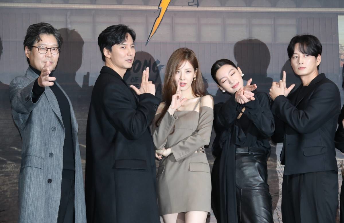 배우 유재명(왼쪽부터)과 김남길, 서현, 이호정, 이현욱이 지난 19일 오전 서울 중구 앰배서더 서울 풀만 호텔에서 진행된 넷플릭스 오리지널 시리즈 '도적: 칼의 소리' 제작보고회에서 포즈를 취하고 있다.  / 뉴스1