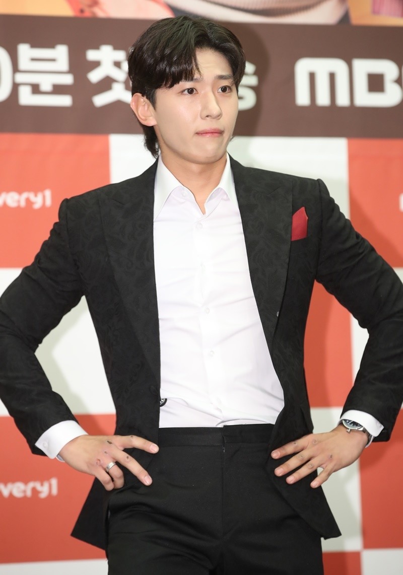 덱스가 MBC 에브리원·라이프타임 새 예능 '나는 지금 화가 나있어' 제작발표회에서 포즈를 취하고 있다. / 뉴스1