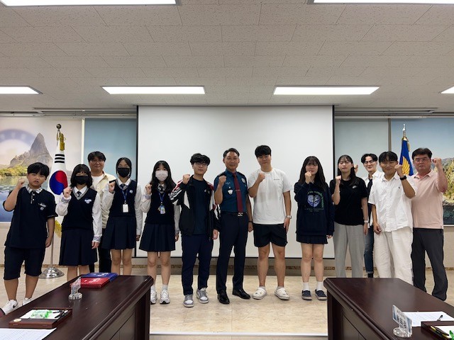 김정진 울릉경찰서장이 청소년 참여 정책자문단 회의에 참석한 학생들과 기념촬영을 하고 있다. / 울릉경찰서
