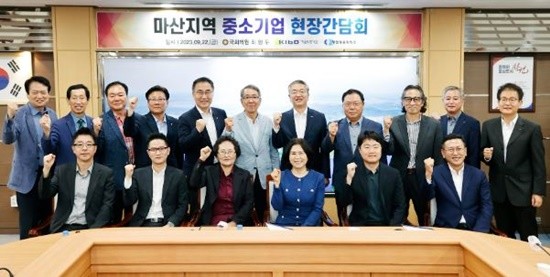 (뒷줄 왼쪽 다섯번째부터) 최형두 국회의원, 구자천 창원상공회의소 회장, 김종호 기술보증기금 이사장 / 사진제공=기보