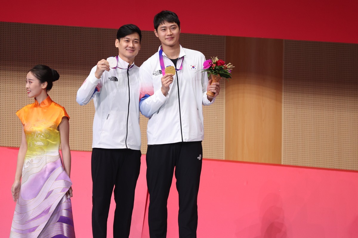 구본길(왼)과 오상욱(오)이 펜싱 남자 사브르 개인전 메달 수여식에서 메달을 들고 포즈를 취하고 있다. / 뉴스1