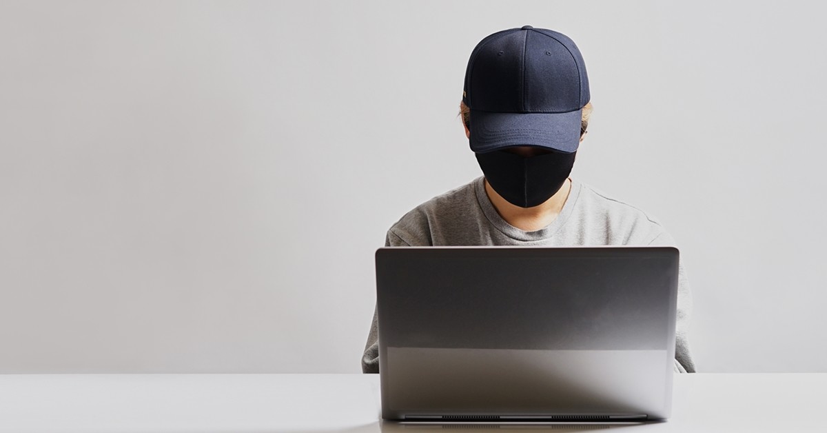익명성에 숨어 악성 댓글을 다는 남성 (참고 사진) / joshua_yoon-shutterstock.com
