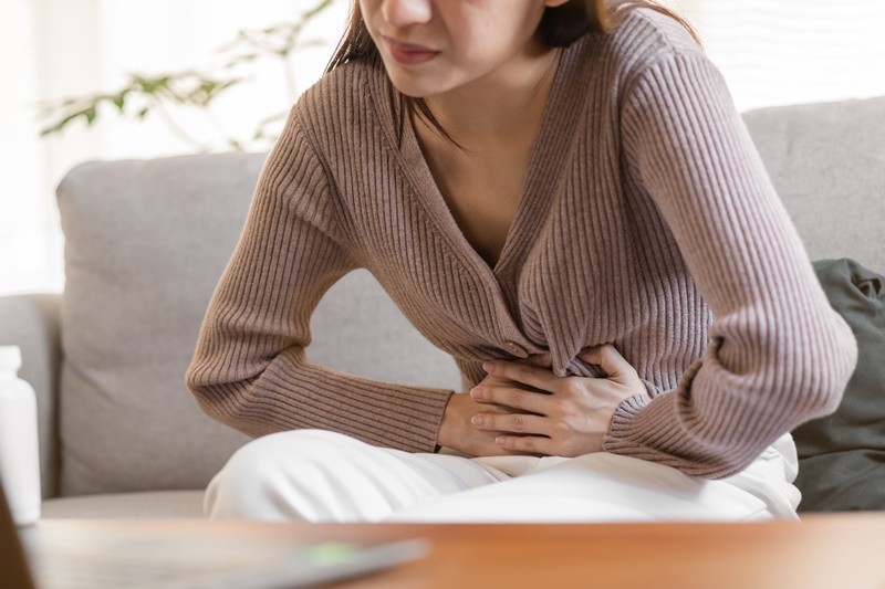 복통을 호소하는 여성-기사 이해를 돕기 위한 이미지 / Kmpzzz-shutterstock.com