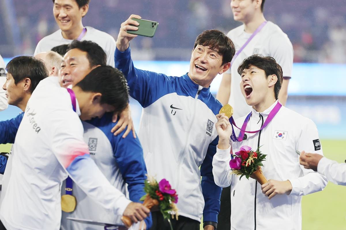 아시안게임 남자 축구대표팀 이강인이 지난 7일 오후 중국 항저우 황룽 스포츠센터 스타디움에서 열린 2022 항저우 아시안게임 남자 축구 대한민국과 일본의 결승전에서 2대1로 승리해 금메달을 확정지은 후 대표팀 관계자와 기념촬영을 하고 있다. 이날 승리로 대한민국 축구대표팀은 아시안게임 3연패를 달성했다 / 뉴스1