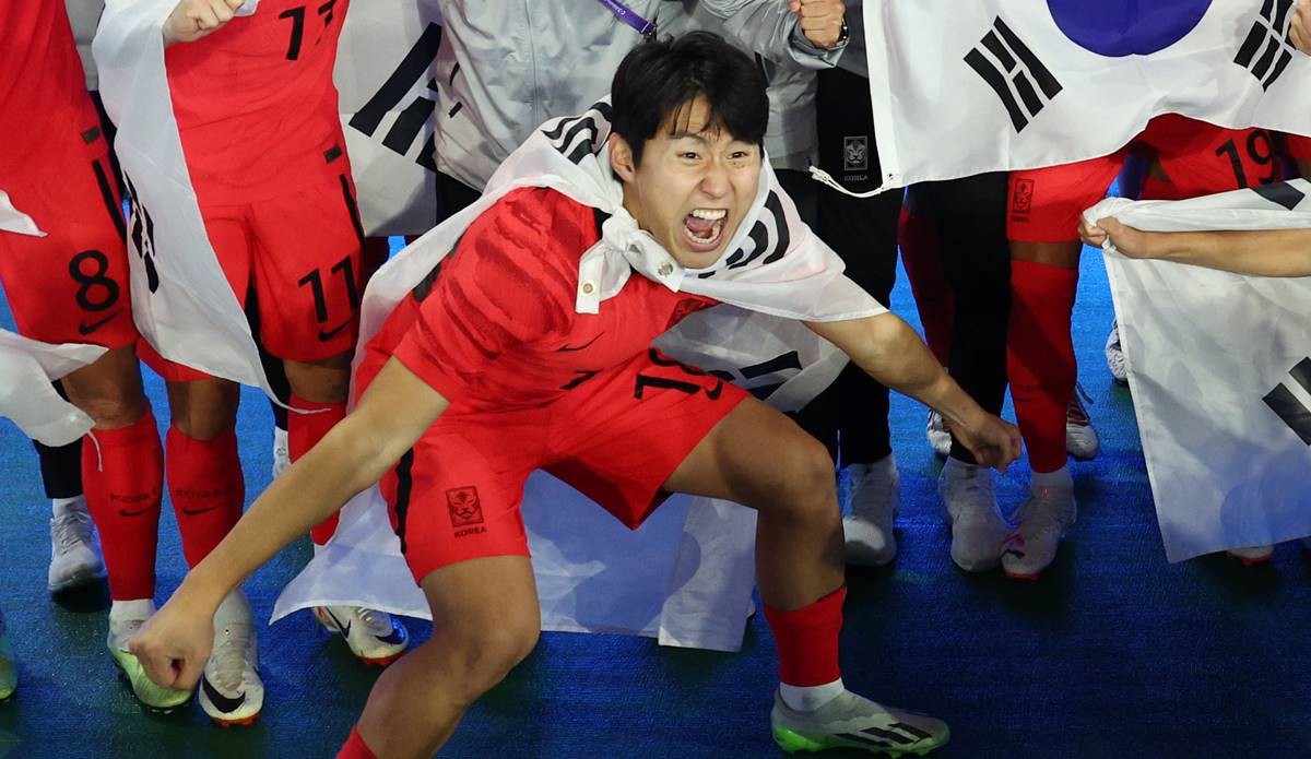 지난 7일 중국 항저우 황룽 스포츠센터 스타디움에서 열린 2022 항저우 아시안게임 남자축구 결승전에서 일본을 2-1로 이기고 금메달을 획득한 한국의 이강인이 환호하고 있다 / 연합뉴스