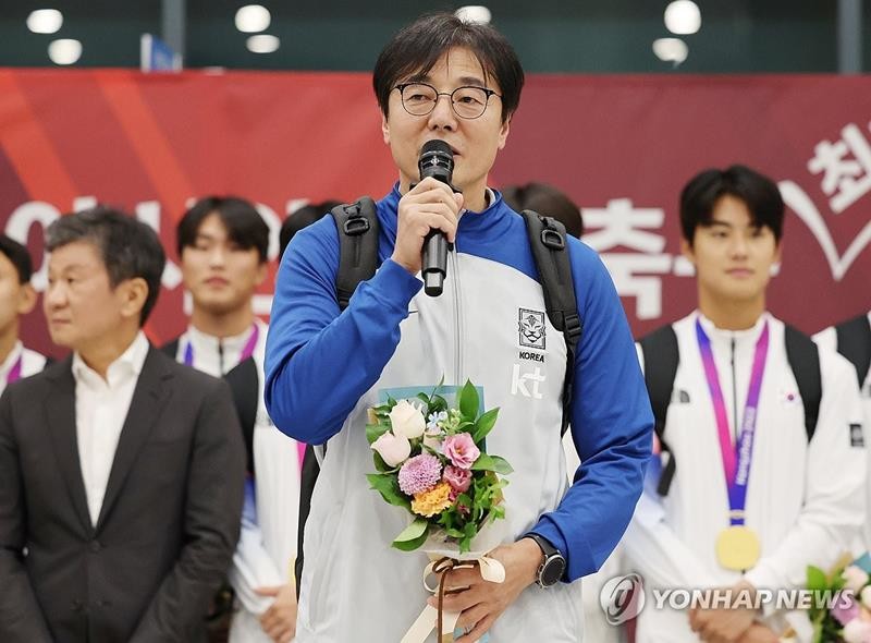 황선홍 감독이 8일 오후 인천국제공항에서 열린 환영식에서 소감을 밝히고 있다. / 연합뉴스