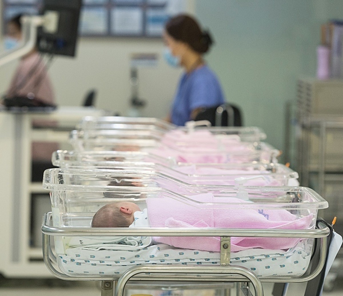 병원 신생아실에서 간호사들이 신생아를 돌보고 있다. / 뉴스1