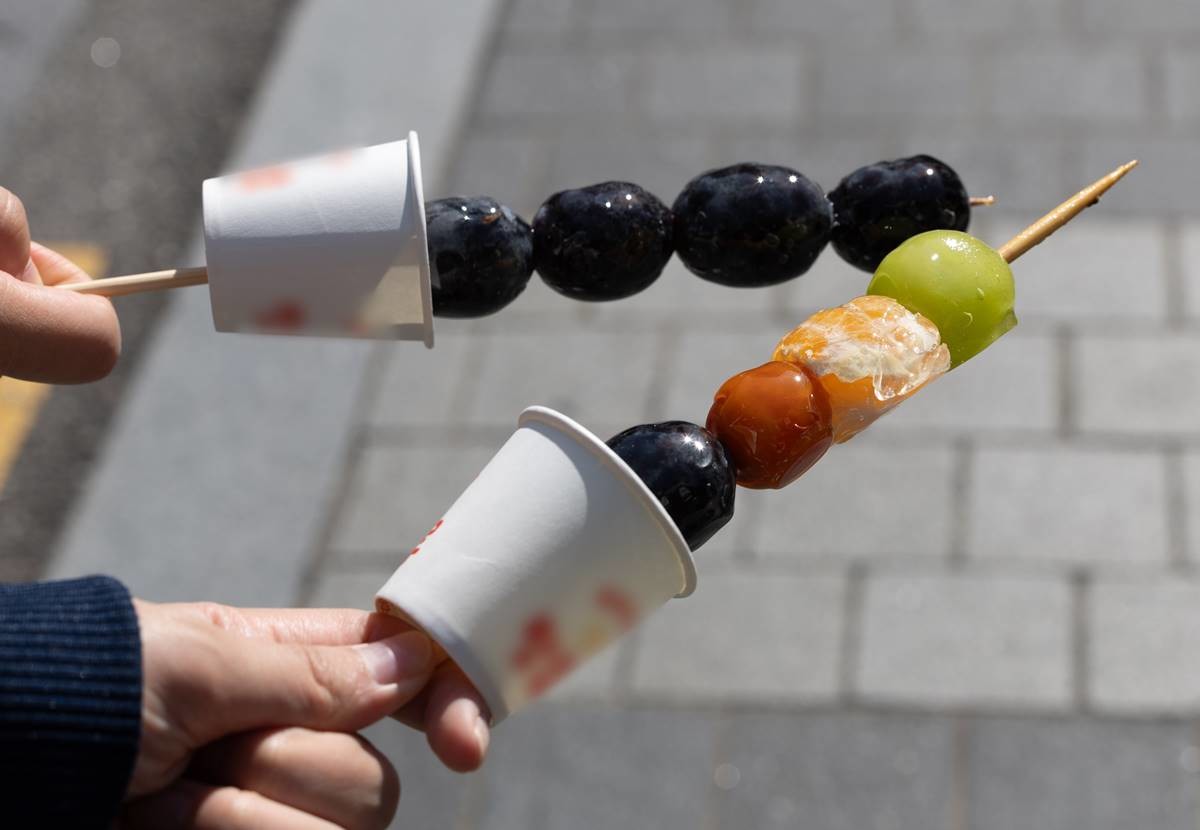 서울시내 거리에서 시민들이 탕후루를 들어보이고 있다 / 뉴스1