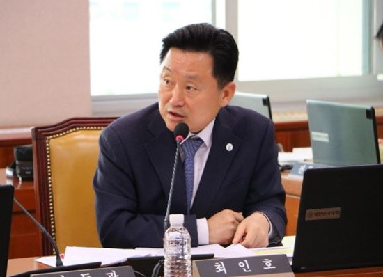 작년 8 월 국토부가 8.16 부동산대책을 통해 도심복합 공공주택을 20 만호 공급하겠다고 밝혔으나 2023 년 9 월까지 사업승인을 받은 곳은 한 곳도 없었고 , 지구지정을 받은 곳도 10 곳에 불과한 것으로 나타났다 . / 사진제공=최인호 의원실