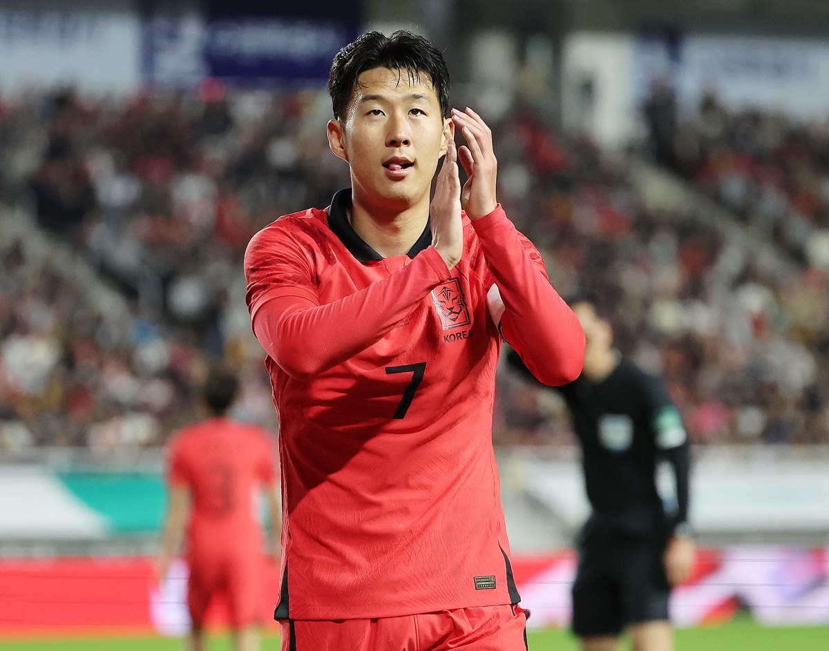 손흥민이 응원 온 팬들을 향해 박수를 치고 있다. / 뉴스1
