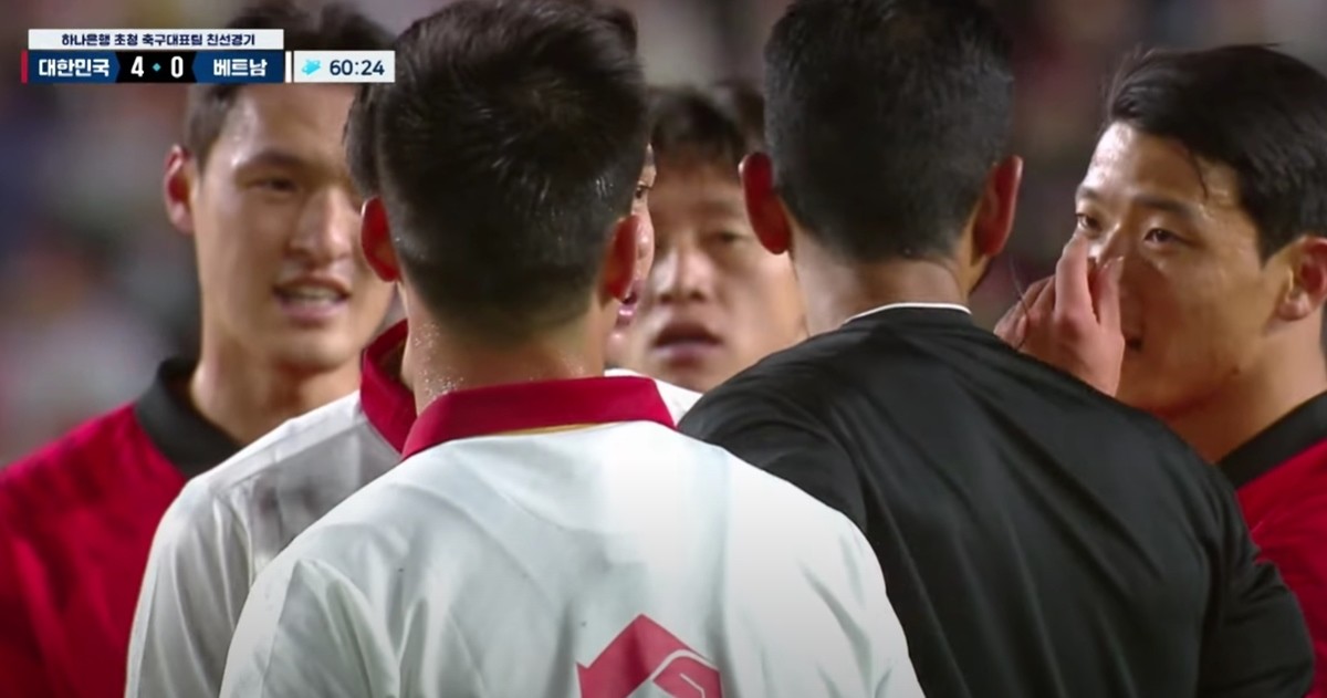 심판 판정을 본 한국 축구대표팀이 심판에게 다가와 이야기를 하고 있는 모습이다. / 유튜브 '쿠팡플레이 스포츠'