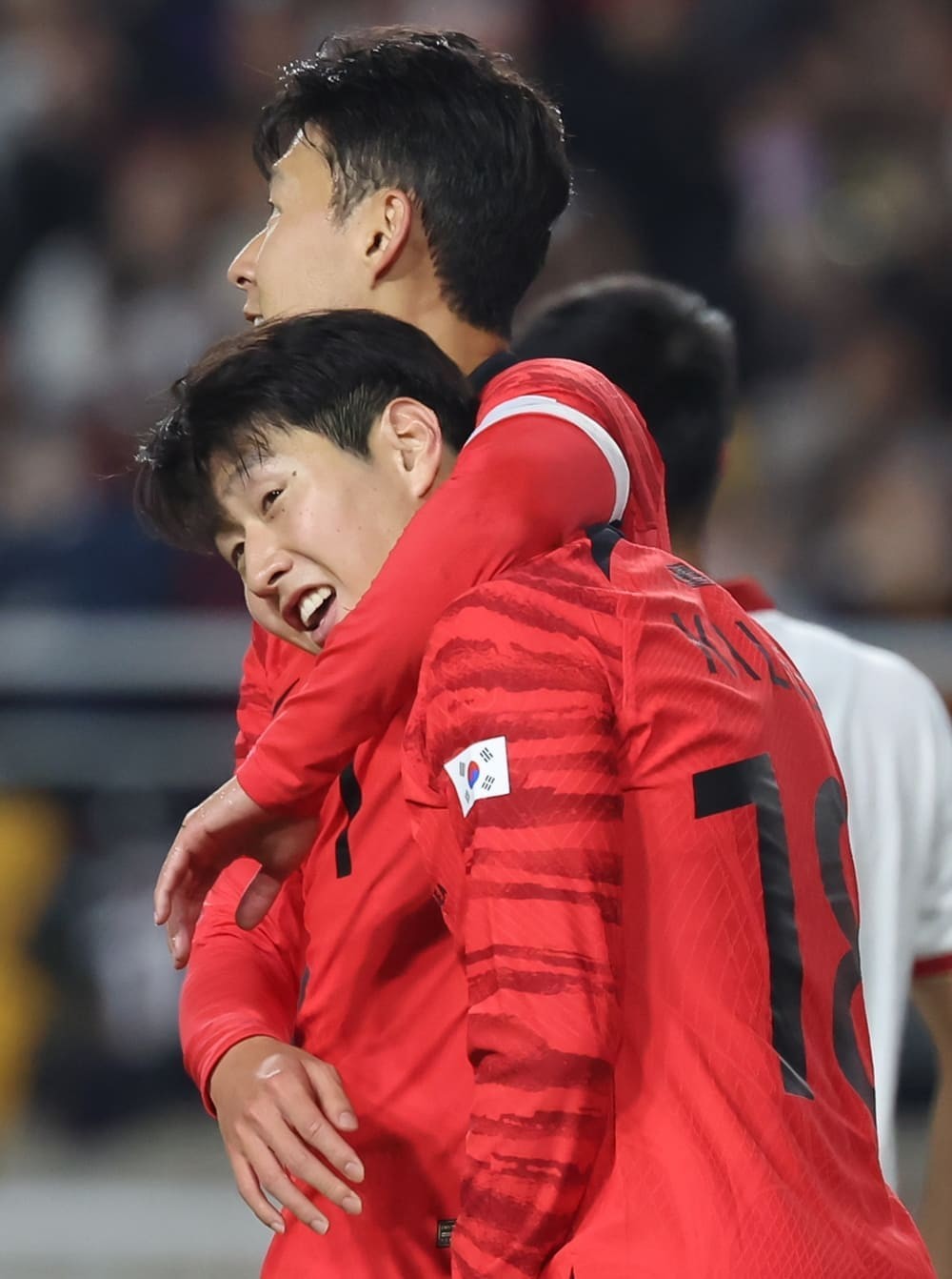 17일 오후 경기 수원시 팔달구 수원월드컵경기장에서 열린 축구 국가대표 평가전 대한민국과 베트남의 경기, 이강인이 득점후 손흥민과 기쁨을 나누고 있다. / 뉴스1