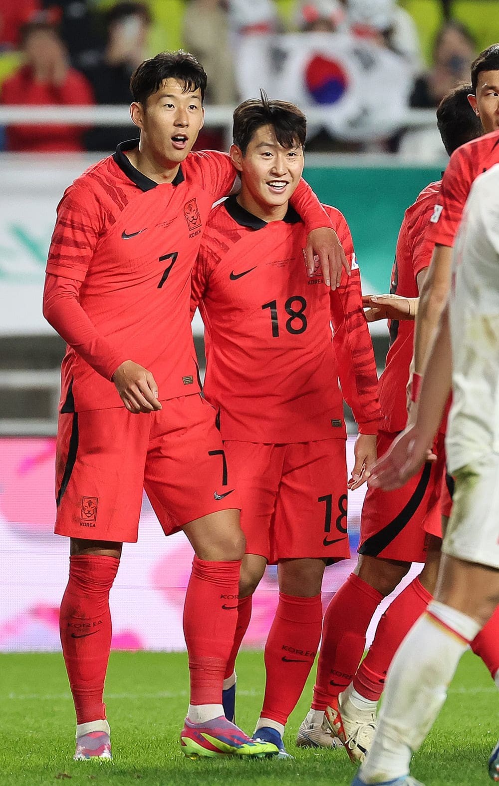 17일 경기 수원시 팔달구 수원월드컵경기장에서 열린 축구 국가대표 평가전 대한민국과 베트남의 경기, 후반 대한민국 이강인이 팀의 다섯 번째 공을 성공시킨 뒤 손흥민과 기쁨을 나누고 있다. / 뉴스1