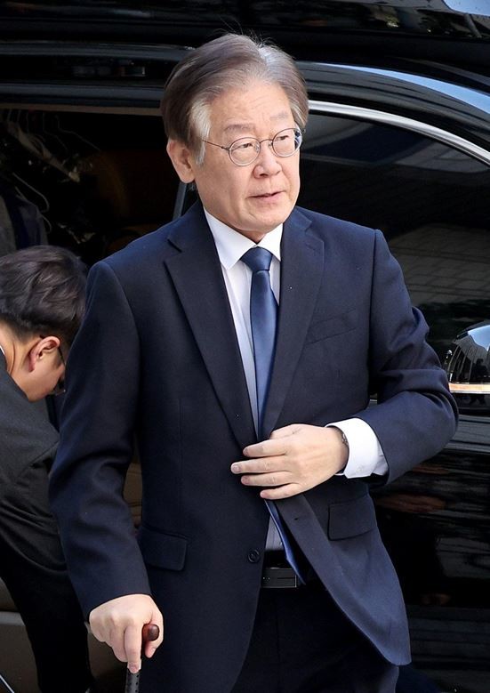 이재명 더불어민주당 대표가 17일 오전 서울 서초구 서울중앙지방법원에서 열린 대장동·위례신도시 개발 특혜 등 특정범죄가중처벌등에관한법률위반(뇌물) 공판에 출석하고 있다. / 뉴스1
