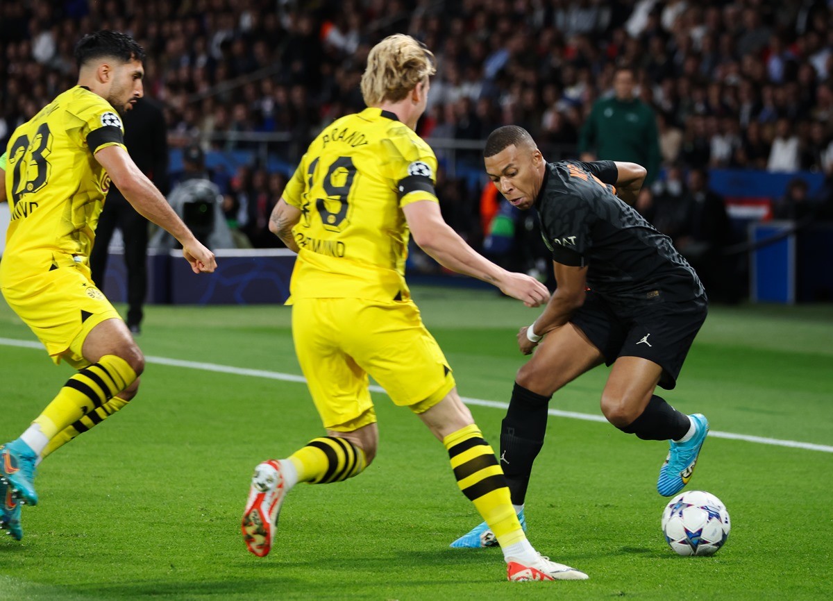 킬리안 음바페가 지난달 19일(현지 시각) 프랑스 파리 파르크 데 프랭스에서 열린 파리 생제르맹(PSG) 대 보루시아 도르트문트(독일)의 유럽축구연맹(UEFA) 챔피언스리그 조별리그 F조 경기에서 볼 컨트롤을 하고 있다. / 뉴스1