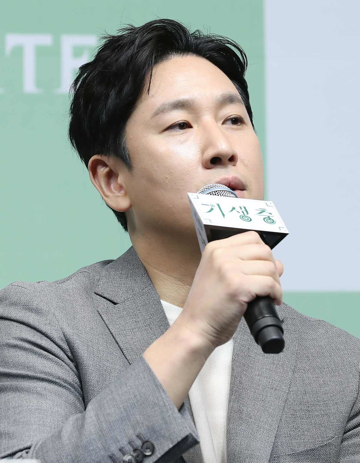 배우 이선균이 2020년 2월 19일 오전 서울 중구 소공로 웨스틴조선호텔에서 열린 영화 ‘기생충’ 기자회견에서 인사말을 하고 있다. / 뉴스1