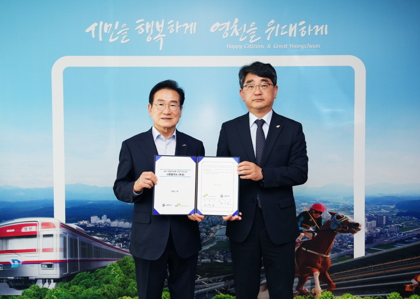 최기문 영천시장(왼쪽)과 신광호 LH한국토지주택공사 대구경북지역본부장이 영천 마을정비형 공공주택사업 시행 변경 협약 체결 후 기념촬영을 하고 있다. / 영천시 제공