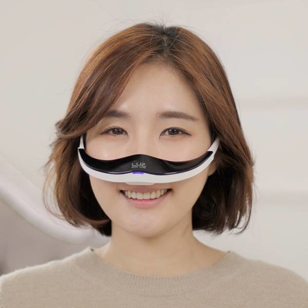 비염치료기 '루즈 노즈케어' 착용 모습 / 제조사 제공