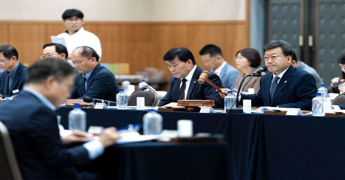 남한권 울릉군수(우측)가 전국 섬 보유 28개 지자체가 참여한 「섬 지역 기초단체장 협의회」 임시회의를 개최하고 있다. / 울릉군 제공