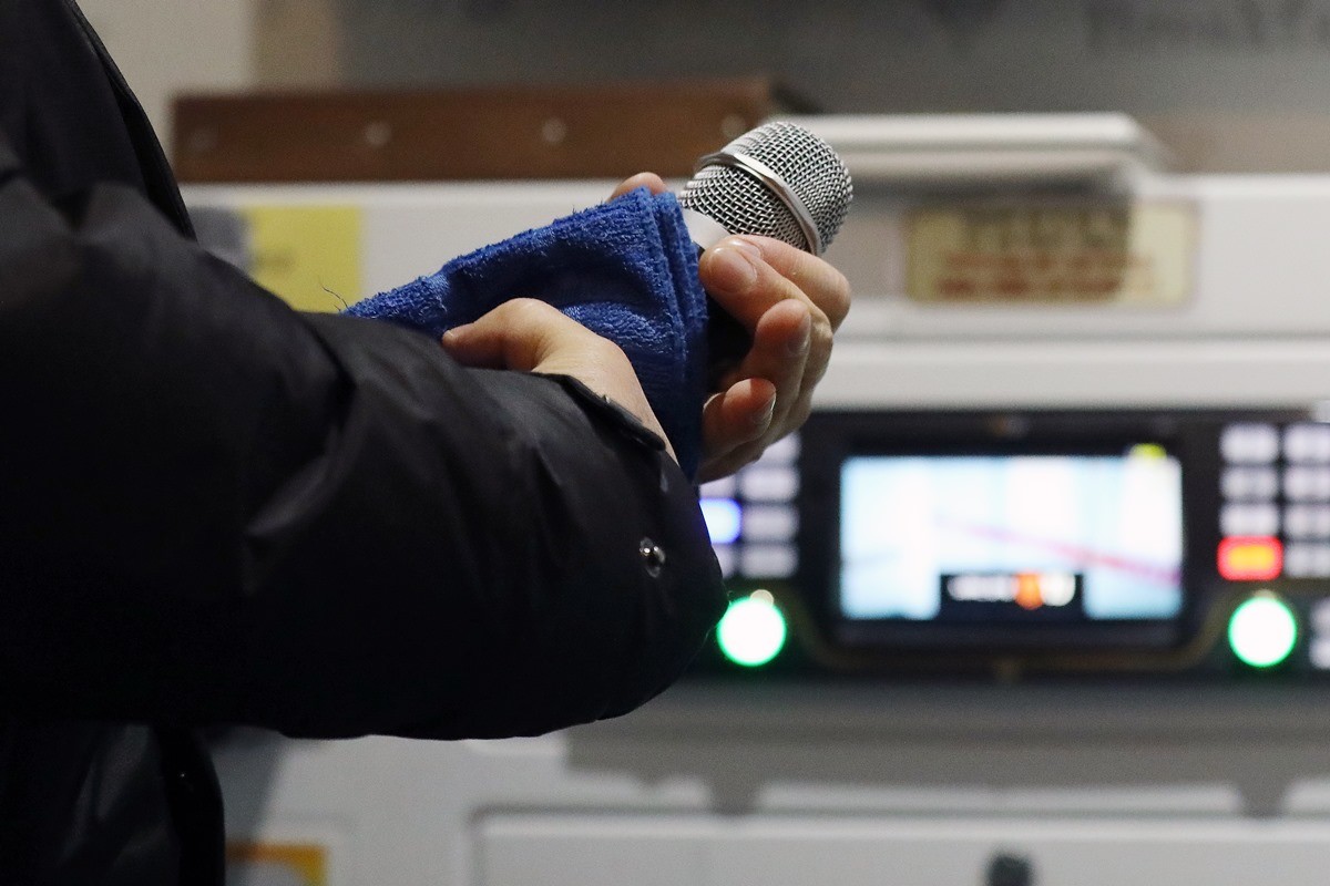 세상에… 코인 노래방서 포착된 신종 빌런, 사진 공개되자마자 누리꾼들 공분 터졌다 (사진) | 위키트리