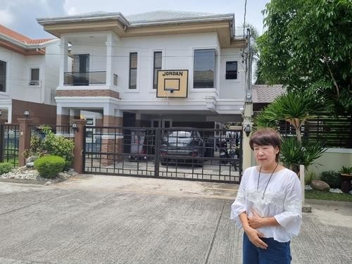 남편이 필리핀 경찰에 의해 납치된 장소에 서 있는 최경진씨 / 연합뉴스