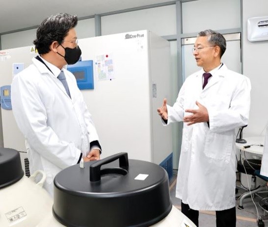 김종호 기술보증기금(이하 ‘기보’) 이사장은 30일(월) 서울 구로구 소재 ㈜바이오컴플릿(대표이사 허재억)을 방문하여 바이오산업의 킬러규제 애로사항을 청취하고, 국무조정실 규제혁신추진단 전문위원과 함께 글로벌 스탠다드에 맞는 규제개선 방안을 논의했다. / 사진제공=기보