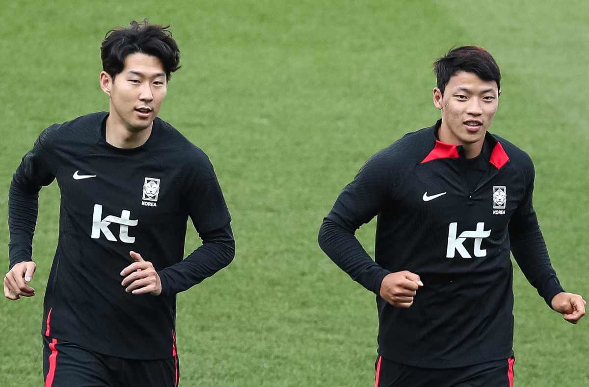 축구대표팀 손흥민과 황희찬이 엘살바도르와의 평가전을 이틀 앞둔 지난 6월 18일 대전 유성구 대전월드컵경기장에서 훈련하고 있다. / 뉴스1