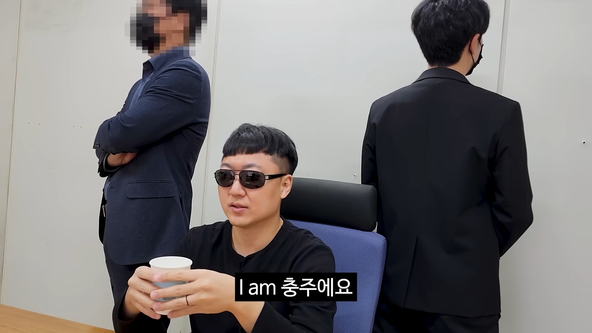 충주시 공식 유튜브 채널에 10월 31일 올라온 영상 캡처. 충주시 홍보맨의 모습이 담겨 있다. / 유튜브 '충주시'