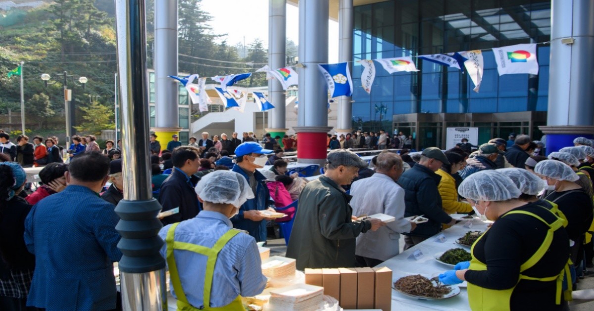 제17회우산국 문화예술제전 관람객들이 향토음식 시식에 참여하고 있다 / 울릉군 제공