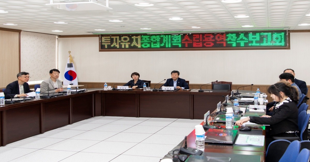 남한권 울릉군수(우측)는 공항시대에 맞춰 투자 유치 환경조성을 위한 ‘울릉군 투자 유치 종합계획수립 용역’ 착수보고회를 개최하고 있다. / 울릉군 제공