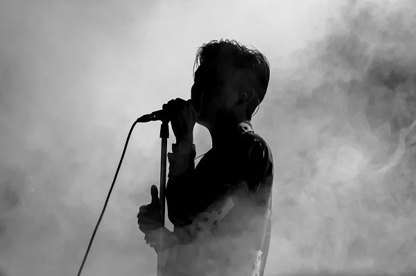 남자 가수 실루엣, 자료사진 / Moomusician-Shutterstock.com
