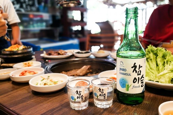 테이블 위에 놓인 소주병, 자료사진 / ThamKC-Shutterstock.com
