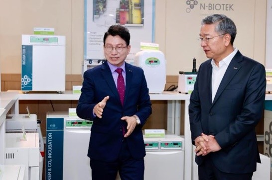 김종호 기술보증기금 이사장(사진 오른쪽)과 김대용 (주)엔바이오텍 대표이사(사진 왼쪽) / 사진제공=기보