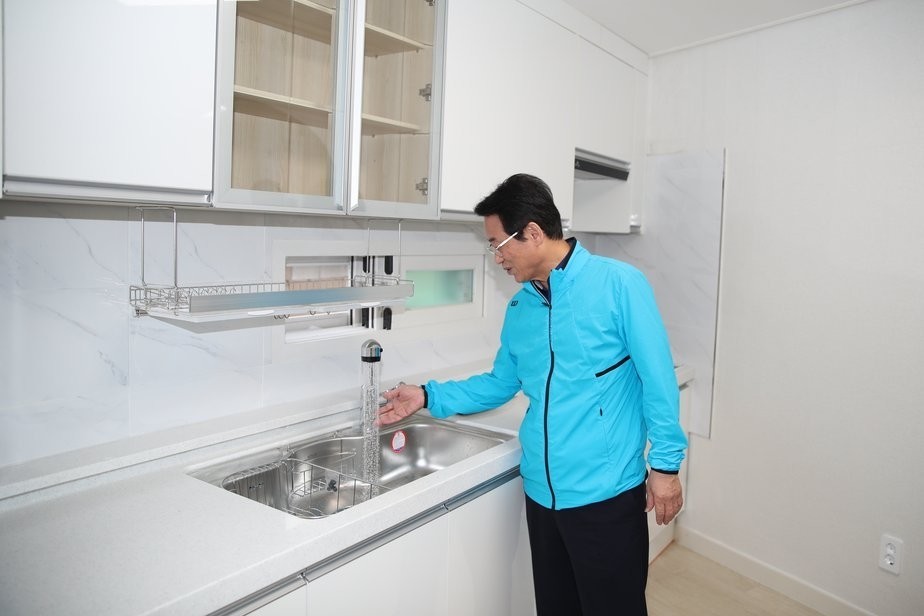 리모델링을 마친 빈집을 살펴보는 강진원 강진군수 / 강진군 제공