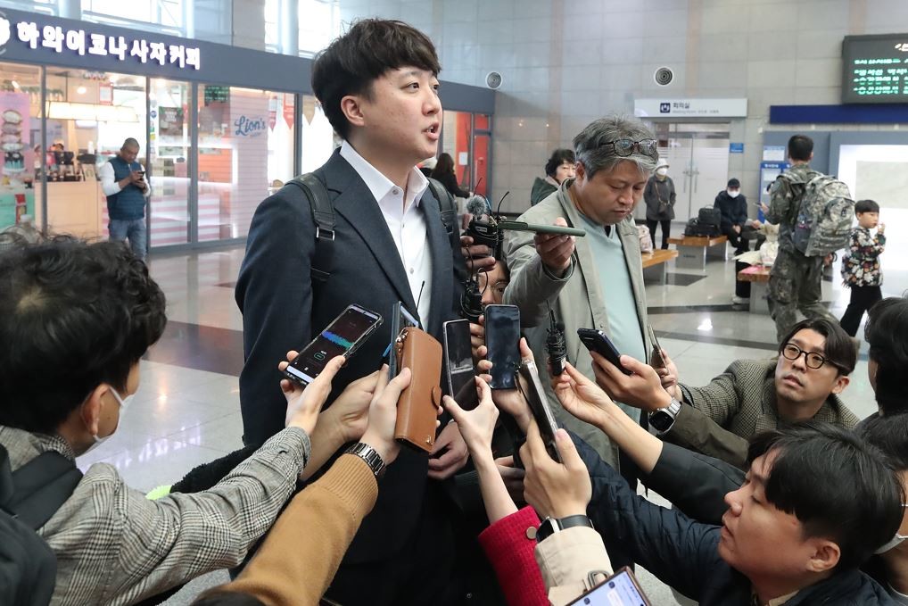 이준석 국민의힘 전 대표가 9일 오전 대구를 찾아 동대구역 2맞이방에서 취재진 질문에 답하고 있다. /뉴스1