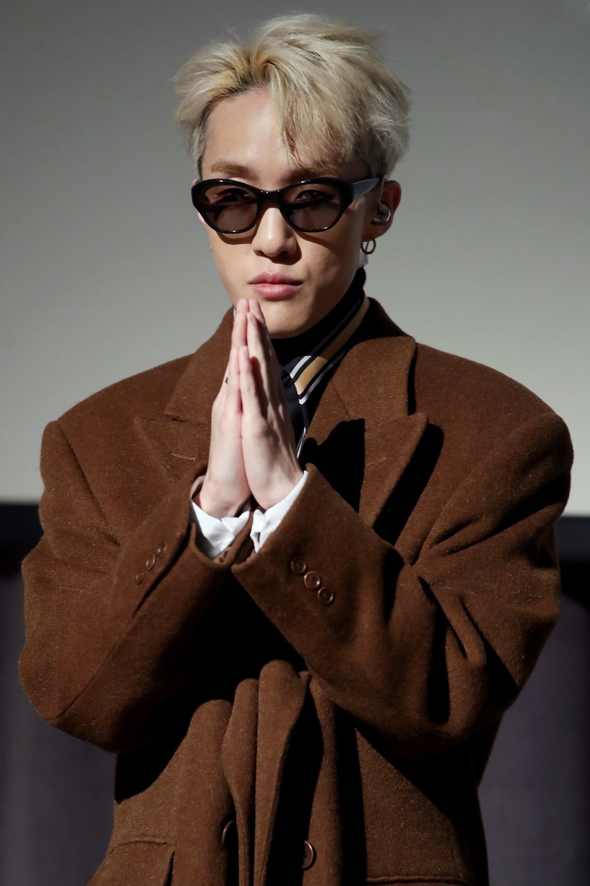 자이언티가 2017년 12월 4일 서울 강남구 CGV 청담씨네시티에서 열린 이문세와 컬래버레이션한 겨울 싱글 '눈(SNOW)' 발매 쇼케이스에서 포즈를 취하고 있다. / 연합뉴스