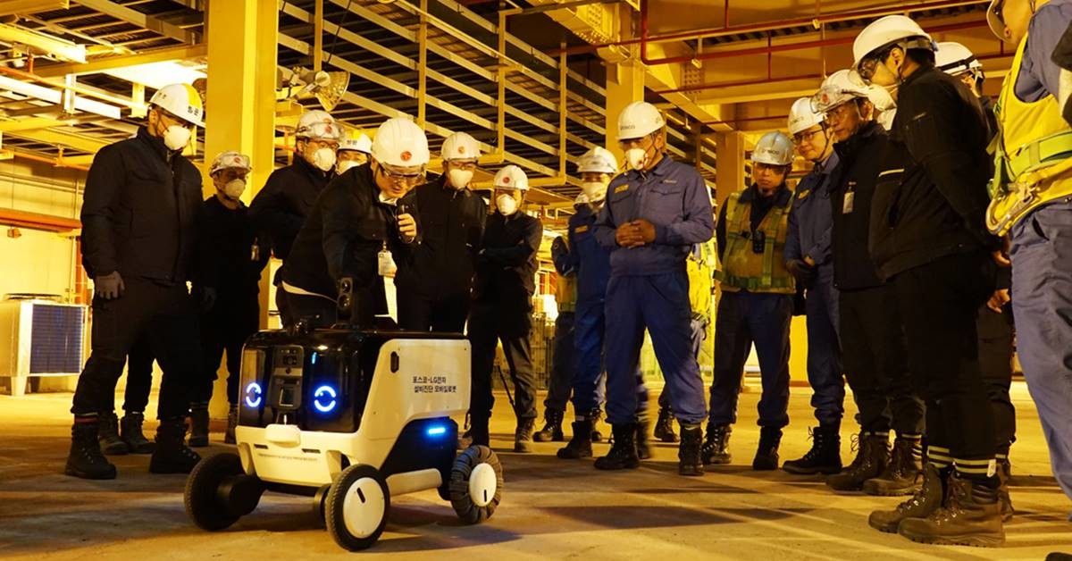 LG전자 로봇선행연구소 박연출 책임이 포스코 김기수 공정연구소장에게 모바일로봇을 소개하고 있다./이하 포스코