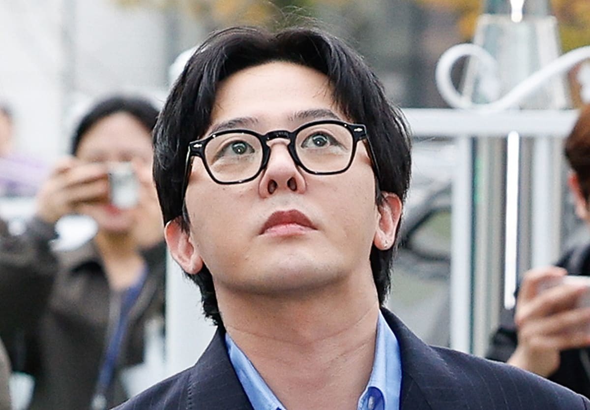 가수 지드래곤(본명 권지용·35)이 지난 6일 '강남 유흥업소발 마약사건' 연루 의혹과 관련, 소환 조사를 받기 위해 인천 논현경찰서에 출석하며 취재진 질문을 듣고 있다. / 뉴스1