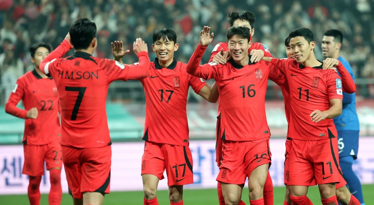대한민국 축구대표팀 황의조가 지난 16일 서울 마포구 서울월드컵경기장에서 열린 2026 FIFA 북중미 월드컵 아시아 지역 2차 예선 C조 조별리그 대한민국과 싱가포르의 경기에서 페널티 킥으로 팀의 네 번째 골을 터뜨린 후 손흥민과 하이파이브를 하고 있다. / 뉴스1