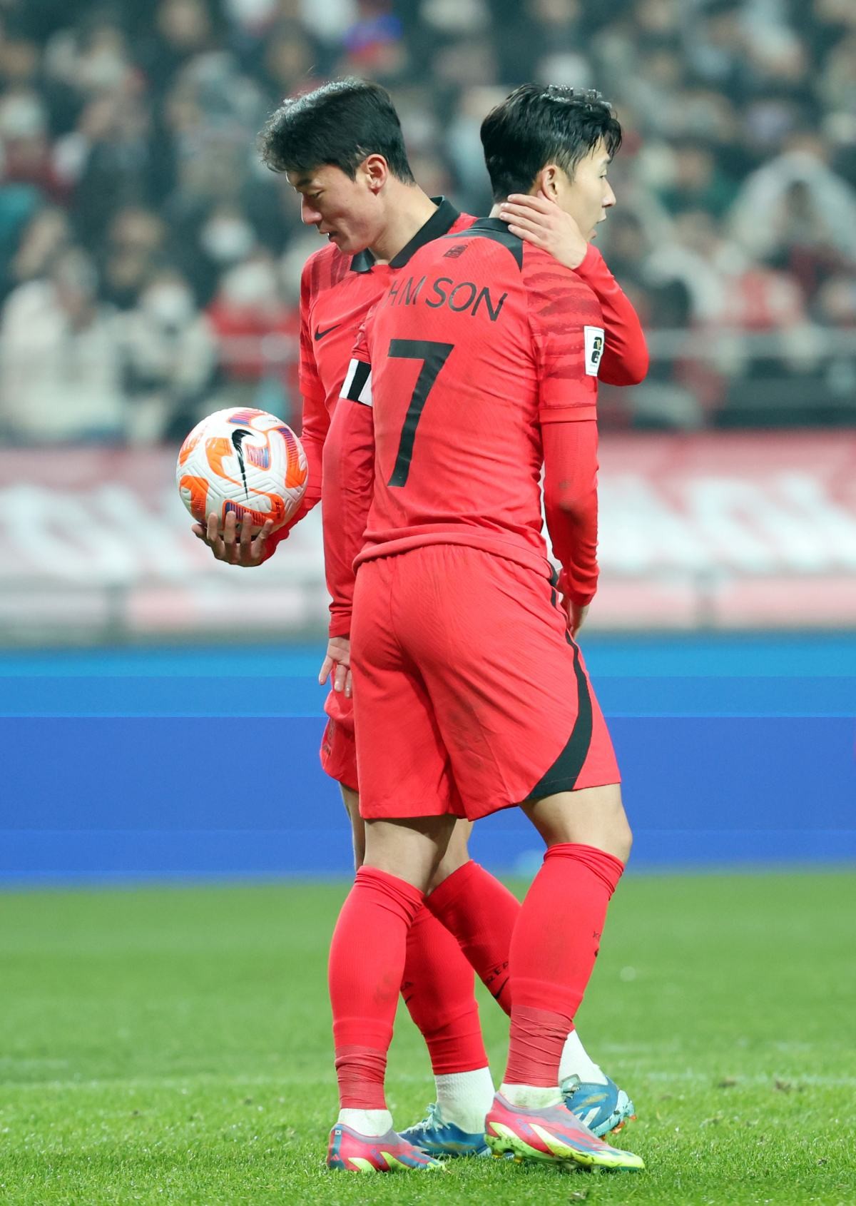 대한민국 축구대표팀 황의조가 지난 16일 서울 마포구 서울월드컵경기장에서 열린 2026 FIFA 북중미 월드컵 아시아 지역 2차 예선 C조 조별리그 대한민국과 싱가포르의 경기에서 손흥민에게 페널티 킥을 양보 받고 있다. / 뉴스1