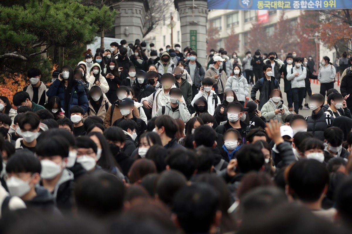 서울 중구 동국대학교에서 2022학년도 수시모집 논술전형고사를 마친 수험생들이 시험장을 나서고 있는 자료 사진 / 뉴스1