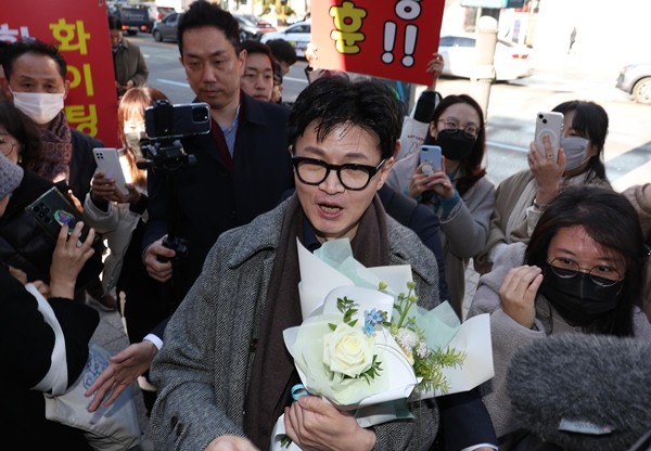 한동훈 법무부 장관이 21일 오전 대전광역시 한국어능력 등 사회통합프로그램 CBT 평가 대전센터 개소식에 참석, 지지자들로부터 환영 받고 있다. / 뉴스1