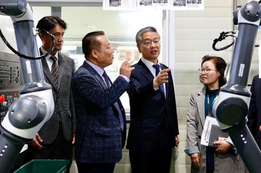 김종호 기술보증기금 이사장(오른쪽 두번째)과 김기환 (주)에스티에스로보테크 대표이사(오른쪽 세번째) / 사진제공=기보