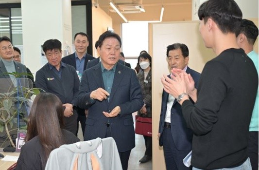 박완수 경상남도지사는 24일 창원 팔룡동에 있는 도 산하 출연기관인 경남창조경제혁신센터(센터장 이동형)와 경남테크노파크(원장 김정환)를 방문했다. / 사진제공=경남도