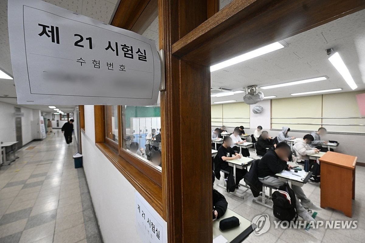 2024학년도 대학수학능력시험이 치러진 지난 16일 오전 경기도의 한 고등학교에서 수험생들이 시험 준비를 하고 있다. 기사 이해를 돕기 위한 자료 사진 / 연합뉴스-경기사진공동취재단