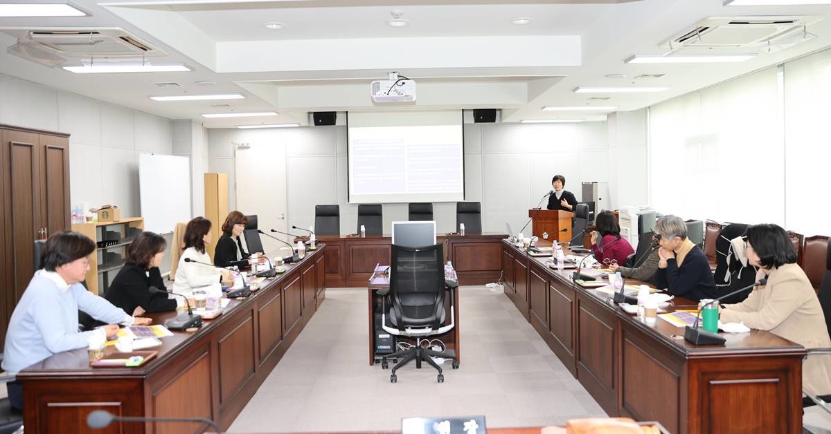 포항시의회 여성의원 연구모임 ‘생강’은 28일 시의회에서 ‘포항 성매매집결지 대책 마련 세미나’를 열었다./이하 포항시의회